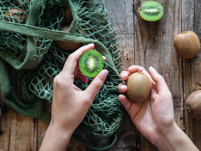 Buah Kiwi: Panduan Lengkap Jenis, Manfaat, Kandungan, dan Tips Memilih Kiwi Import