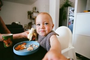Buah untuk Bayi: Panduan MPASI Lengkap Berdasarkan Usia (6–12 Bulan)